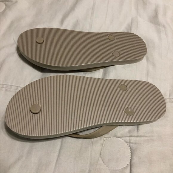 Old Navy Tan flip flops Sandals NWOT size 7/8 - Picture 5 of 6